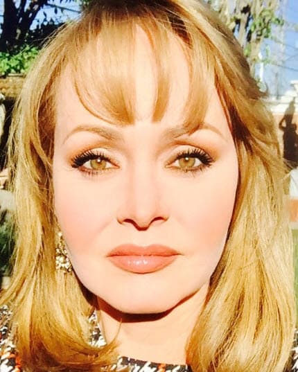 Gaby aclaró que no ha necesitado el bisturí para hacerse arreglitos en la cara: "Ya ha pasado mucho tiempo entonces yo evoluciono, me truqueo, yo sí estoy en la vanguardia del maquillaje, de las cremas, soy una mujer que estudia, que se saca partido, que se arregla muy bien y sabe de maquillaje", aclaró.