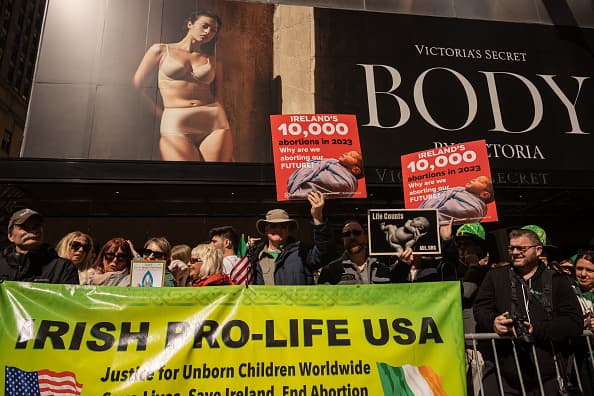 Un grupo provida de raíces irlandesas atiende el Desfile del Día de San Patricio.