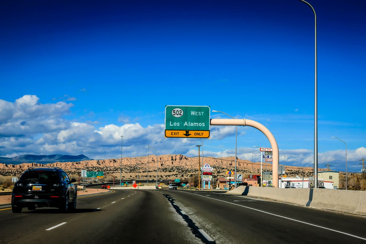 <b>Nuevo México: Los Alamos. Población: 11,733. Ingreso promedio de un hogar: $101,535. </b>Sin duda un lugar lleno de historia, servicios culturales y parques. Estos incluyen un museo de ciencias, un teatro, casi 100 instalaciones de arte público, una red de más de 90 millas de senderos para caminatas y el Parque Histórico Nacional Manhattan Project. Esta ciudad es famosa por sus escuelas de alto nivel académico.
<br>