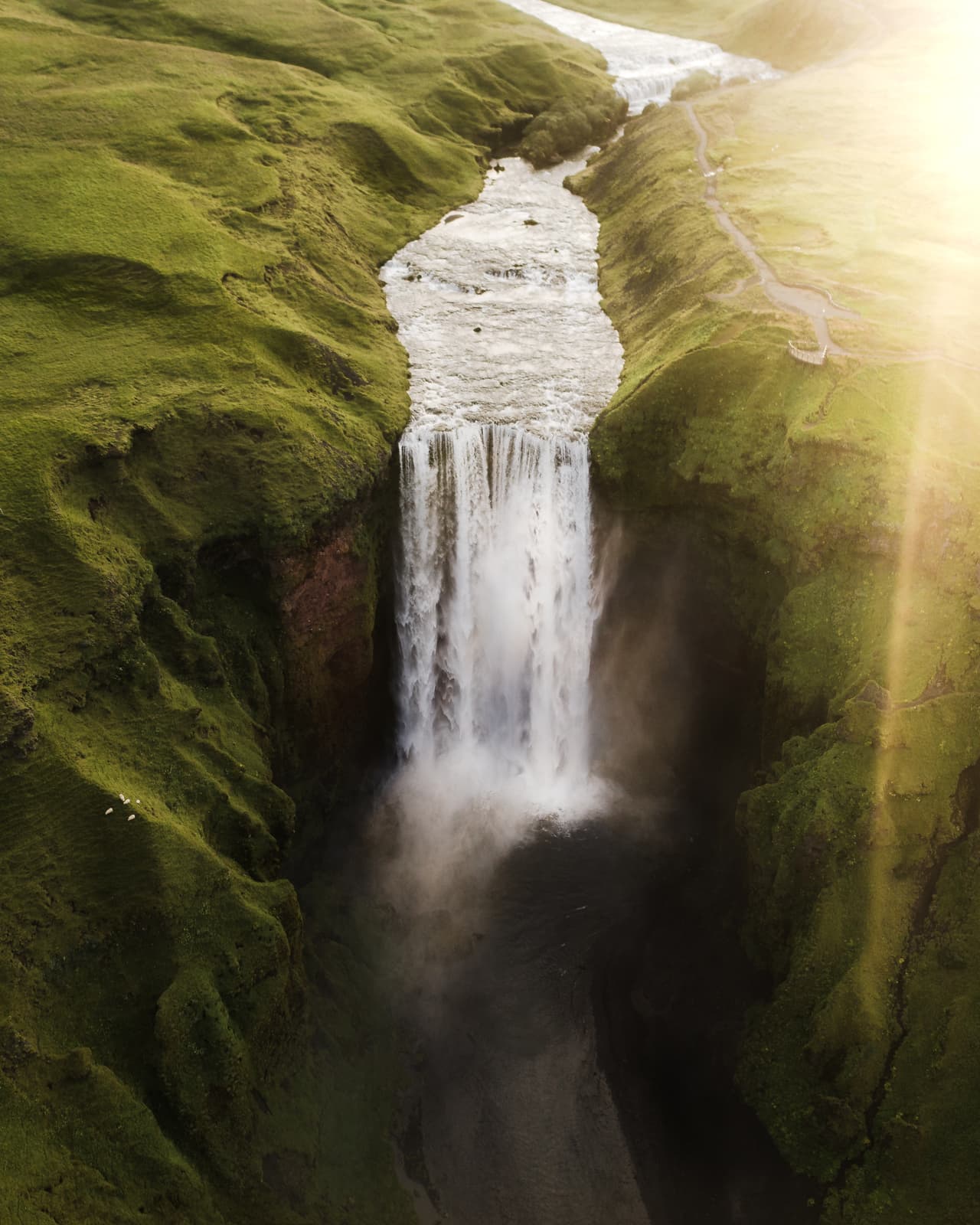 <b>'Skógafoss'</b>, una cascada en Islandia. “La luz dorada que captamos en el amanecer fue una locura. No podría haber deseado un mejor clima en mi viaje de 10 días por la tierra de fuego y hielo”, destacó el autor.