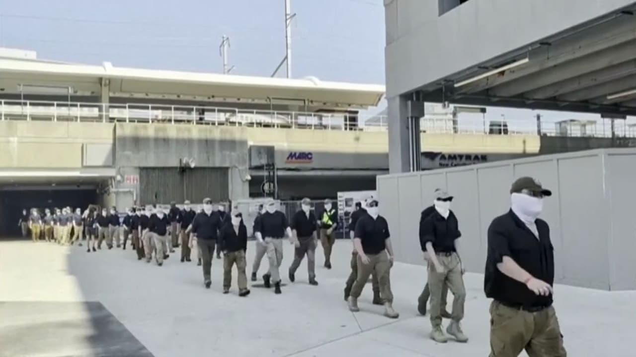 ¿Desfile de supremacistas blancos el 4 de julio reaviva el debate sobre el extremismo en EEUU?