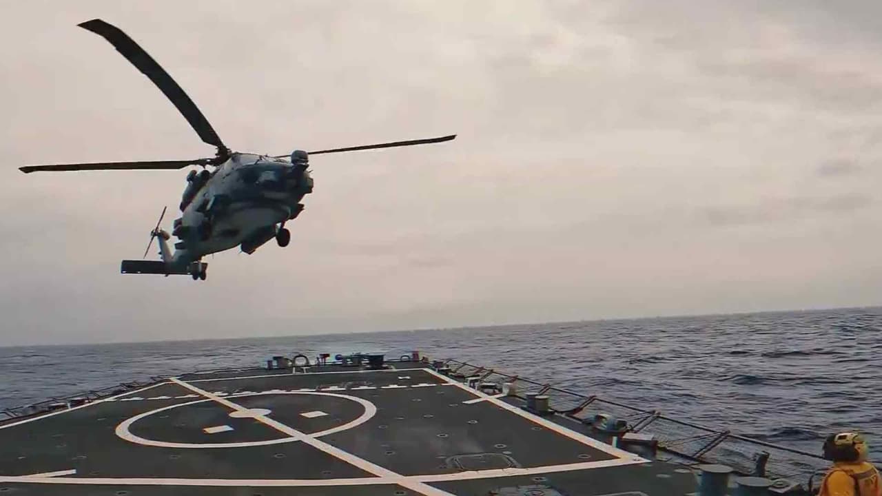 Incendio provoca corte eléctrico en destructor de la armada de EEUU