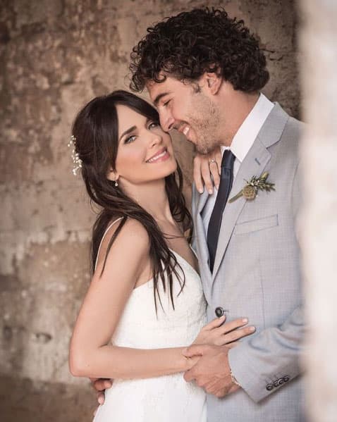 La pareja ya quiere tener a su primer bebé, pero esto será hasta que 
<b><a href="http://www.univision.com/temas/adriana-louvier">Adriana</a></b> concluya las grabaciones de la telenovela 'Caer en tentación', de la cual ella es protagonista.