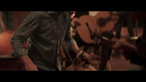 Los Macorinos son gran parte del éxito del tema, rodeando a Natalia de un pegajoso ritmo.