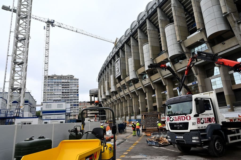 La obras en el Santiago Bernabéu continuan a toda máquina para adelantar todo lo posible durante la cuarentena. Entre lo más destacado est´a el desmontaje de la cubierta del estadio. En el fondo norte se ha desmontado toda la estructura metálica y se está desmontando sector a sector la cubierta rígida de la que ya prácticamente no queda nada.