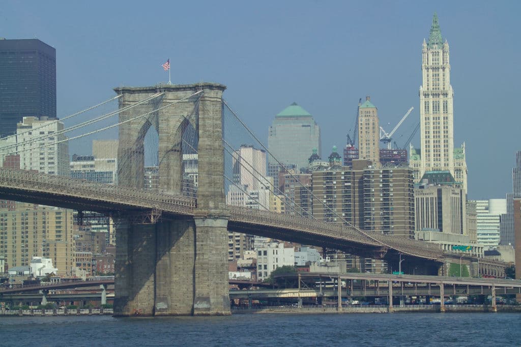 A este ritmo de trabajos de mejoras, se necesitan de 80 años para hacer las reparaciones significativas necesaria en estas estructuras que son atravesadas por 178 millones de veces al día, por carros particulares, comerciales, gandolas y de transporte público.