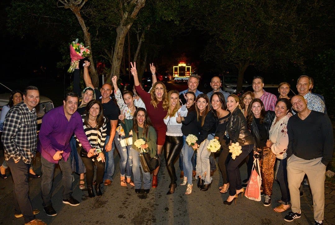 Así que organizó en su casa una celebración con motivo del baile de inverno de la escuela de Lina, donde estuvieron presentes varios de sus amigos.