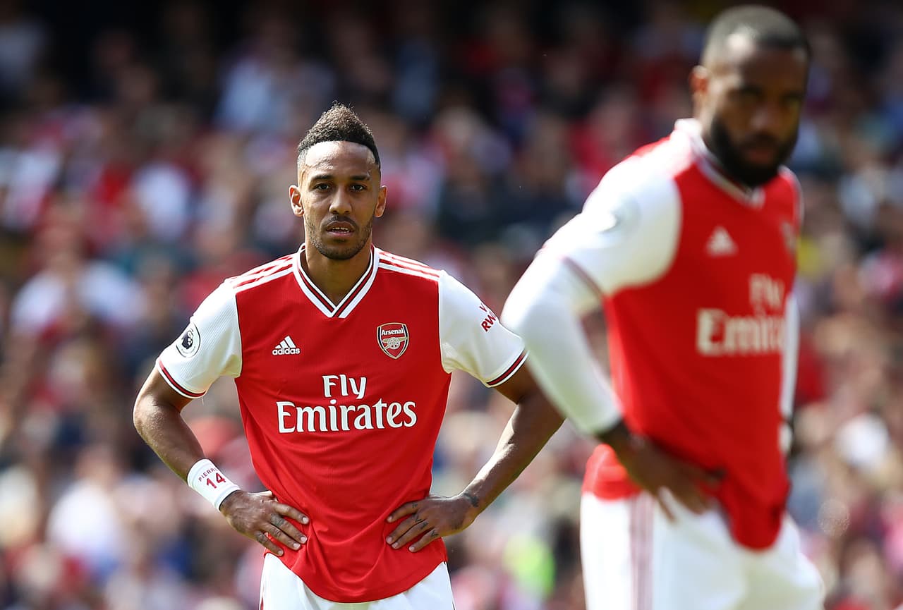 El delantero del Arsenal Pierre-Emerick Aubameyang, originario de Gabón, mientras celebraba un gol, los fanáticos del equipo rival le aventaron cosas, entre ellas una cáscara de plátano.