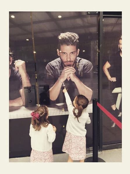 Al actor le encanta que sus hijas lo vean trabajando: "¡Hoy tengo el mejor público en el teatro!", publicó en Instagram.