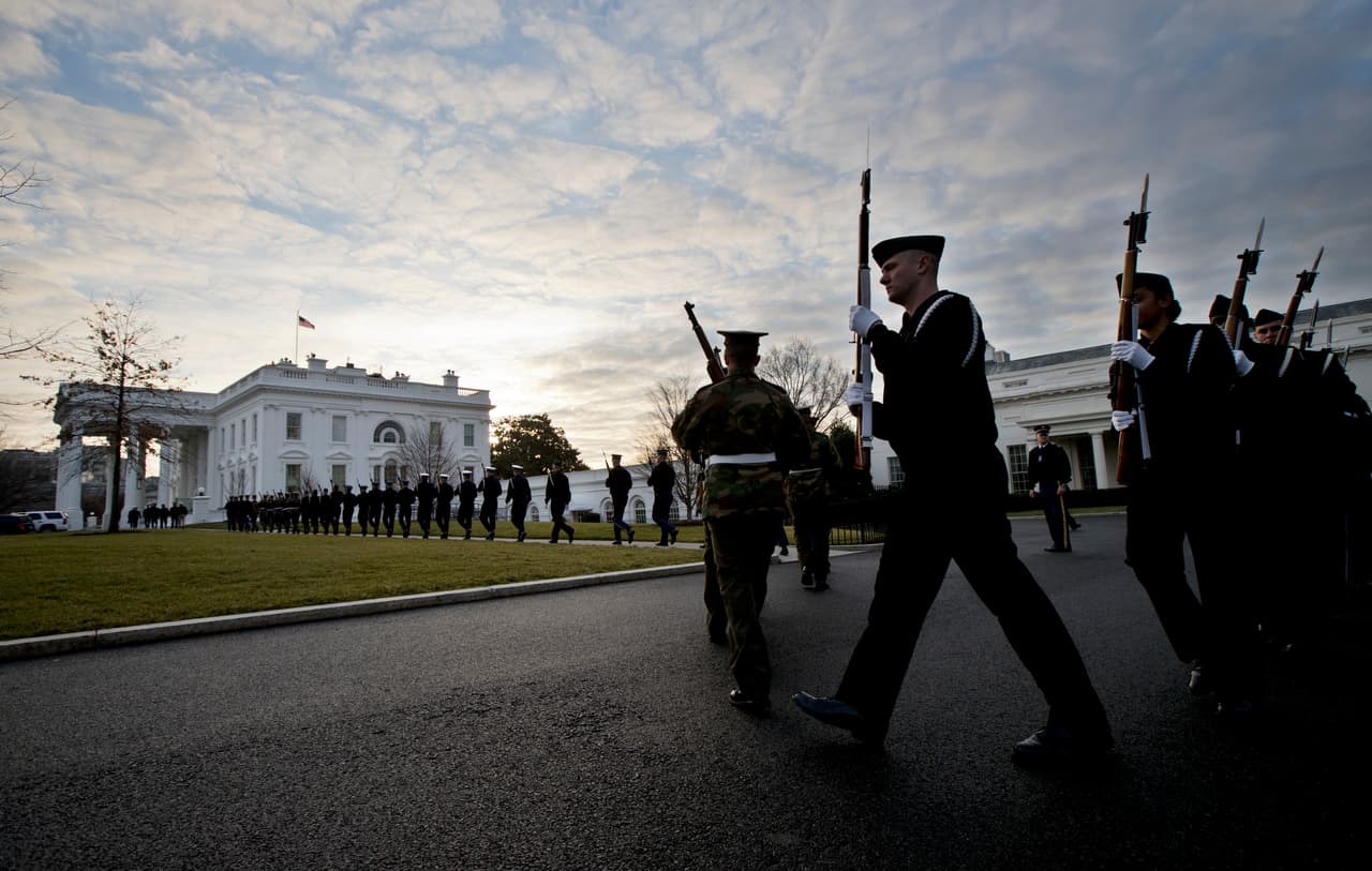 La guardia de honor del Ejército de EEUU marcha frente a la Casa Blanca durante los ensayos para la toma de posesión.