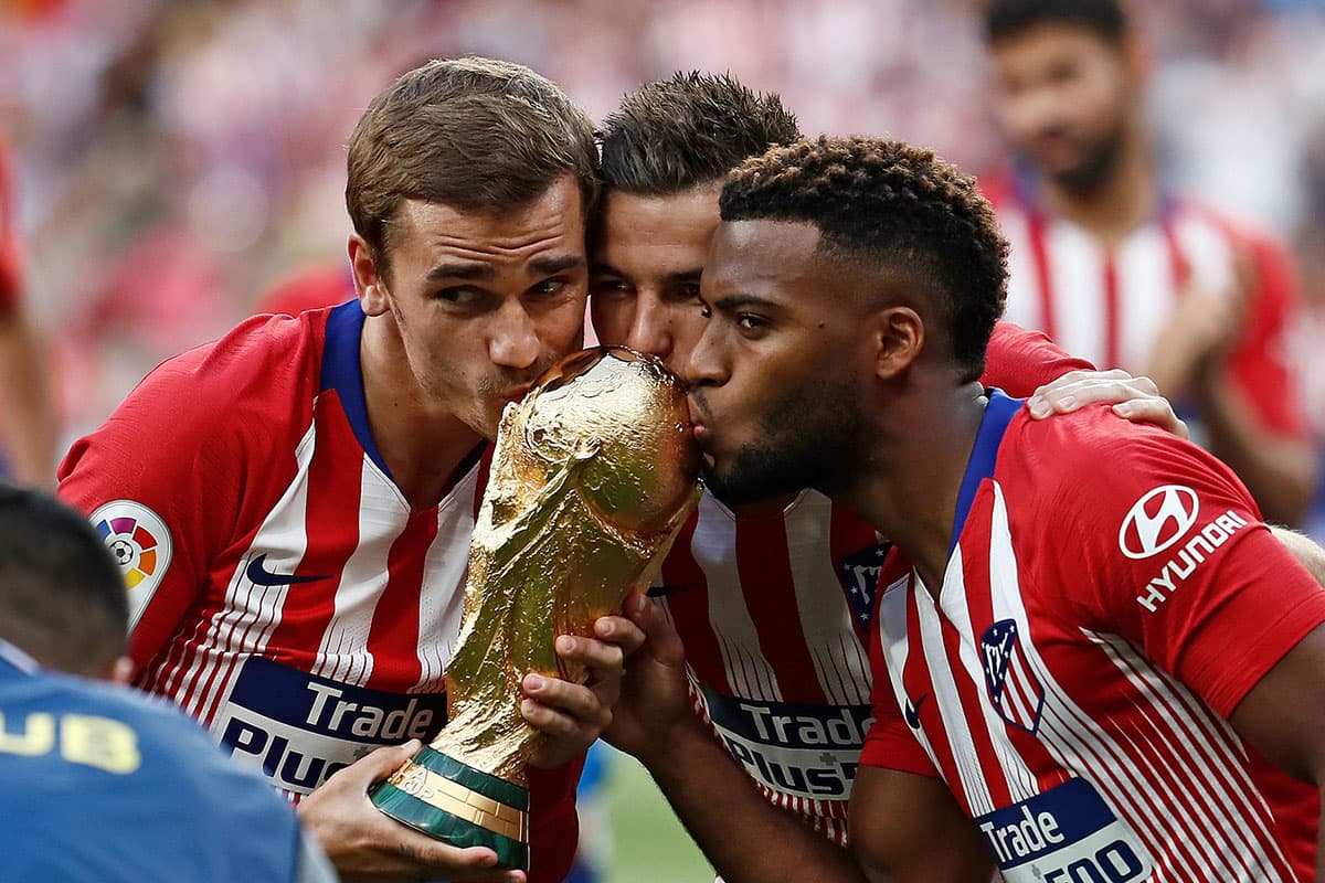 (De Izquierda a derecha) Antoine Griezmann, Lucas Hernández y Thomas Lemar, los franceses campeones del Mundo con Francia, llevaron a la casa del Atlético de Madrid la anhelada copa.