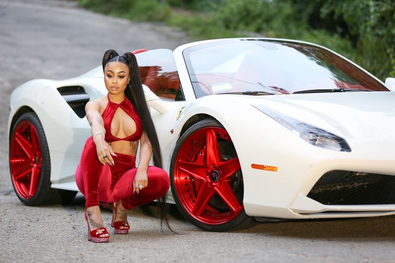 <b>Blac Chyna aprovecha cualquier momento</b> para posar junto a su Ferrari 488 Spider, el cual llegó a su garaje desde mediados del año pasado. Todo en medio de los rumores sobre un posible embarazo de su novio de 18 años, el rapero YBN Almighty Jay.
