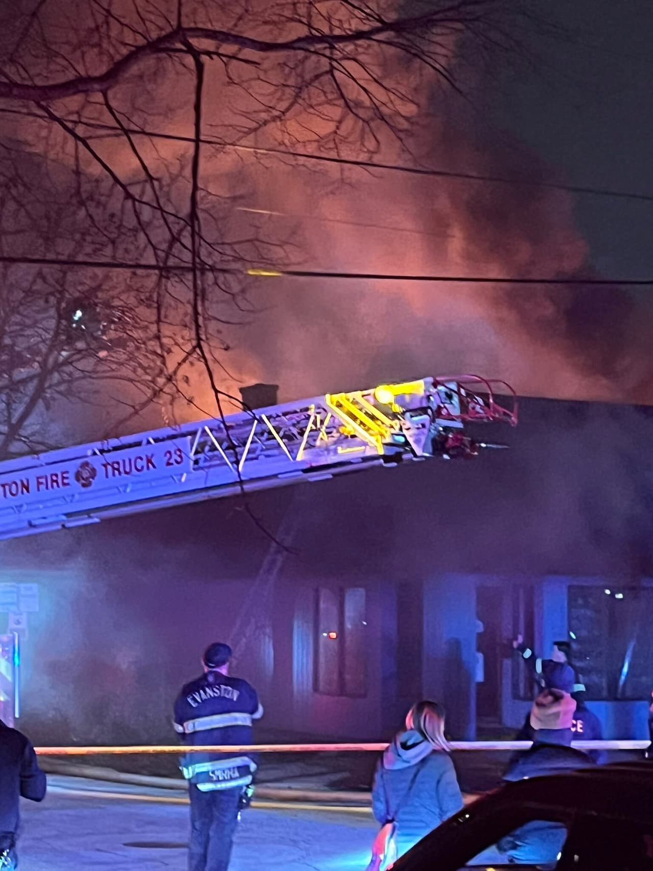 A pesar de luchar contra el fuego, las llamas devastaron la estructura y las condiciones comenzaron a deteriorarse rápidamente.