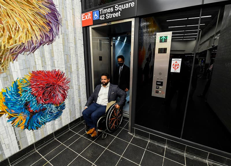 Y ahora, los que lleguen o salgan para la estación de la 42 St. y Times Square no solo tienen escaleras nuevas, también un nuevo ascensor accesible: en pleno cumplimiento de la Ley de Estadounidenses con Discapacidades (ADA).