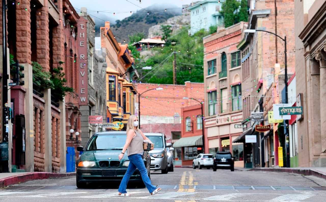 <b>"Le pusieron ese nombre por un juez del estado de California llamado <i>DeWitt Bisbee</i></b>, él fue quien financió gran parte de la minería aquí, pero irónicamente nunca vino para acá", 
<a href="https://www.univision.com/local/arizona-ktvw/explorando-arizona-conoce-el-pasado-minero-y-el-presente-artistico-de-bisbee">explicó<b> </b>Jessi, guía del <i>Bisbee Tour Company</i>, durante una entrevista con Univision Arizona. </a>
