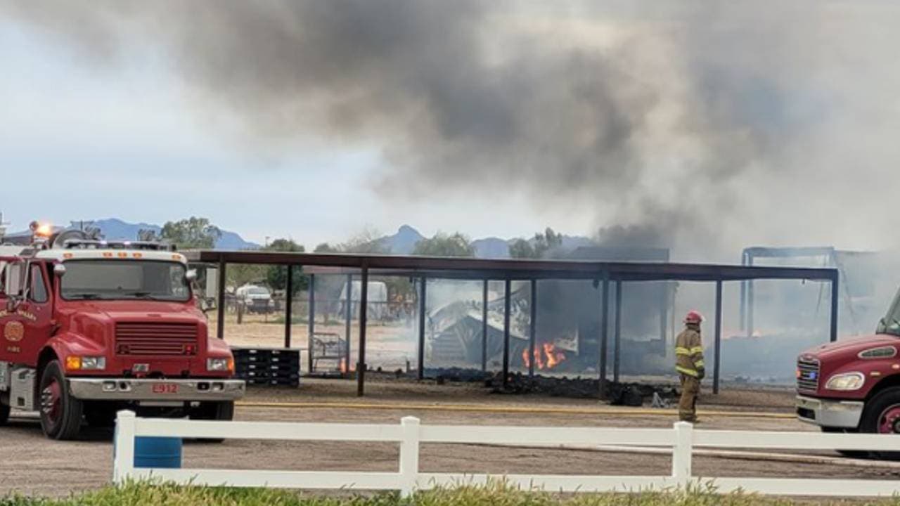 Quedan en cenizas 40,000 libras de comida tras incendio en un banco de alimentos de Maricopa