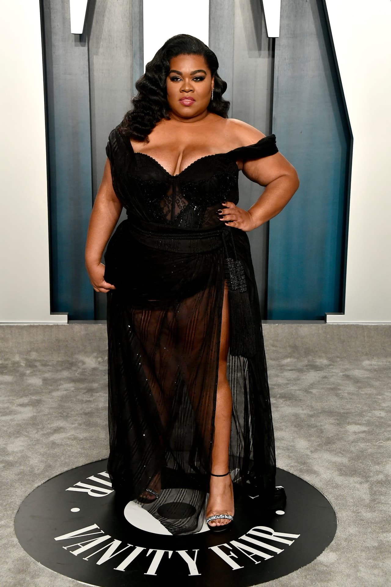 Con transparencias en negro, hombros descubiertos y detalle en la falda, Da'Vine Joy Randolph disfrutó la fiesta de Vanity Fair.