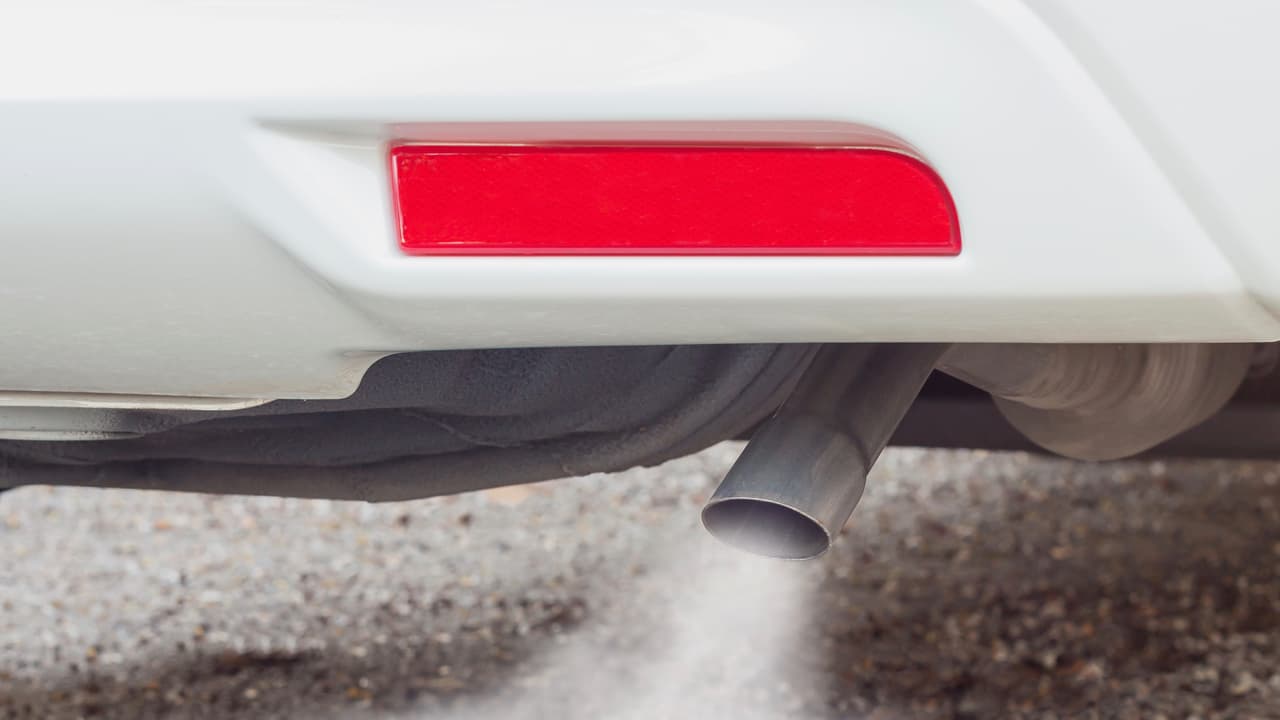 <b>Calentar siempre el motor durante olas de frio</b>:
<br>
<br>La costumbre de calentar el motor del vehículo por unos minutos antes de conducir un vehículo, ha caído en desuso gracias a tecnologías que han hecho que los motores funcionen más eficientemente que en el pasado. Sin embargo, en casos de clima excesivamente frio esta vieja costumbre 
<a href="https://www.univision.com/noticias/consejos-autos/por-que-debes-calentar-tu-carro-antes-de-iniciar-un-recorrido-durante-una-ola-de-frio-fotos" target="_blank">adquiere una nueva vigencia</a>, no solo por la comodidad de los mismos pasajeros sino también porque el motor funcionará mejor con el aceite y componentes internos a una temperatura óptima.
<br>