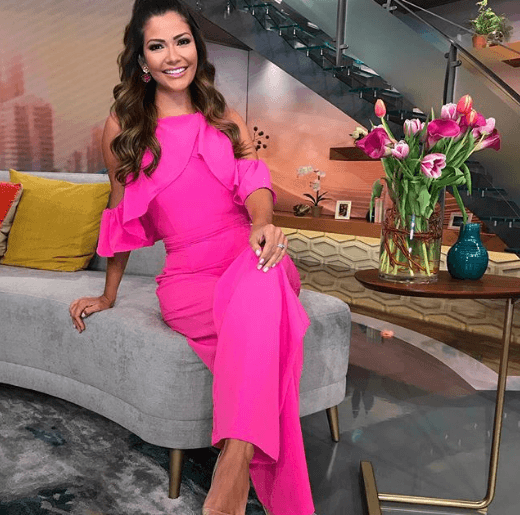 El espectacular bronceado fue muy notable con este palazzo sofisticado en color rosa mexicano con el que posó en el estudio de Despierta América. “Está permitido ver la vida de color rosa. Les deseo un día lleno de bendiciones y puras cosas buenas”, escribió en la fotografía donde se aprecia el outfit rosa.