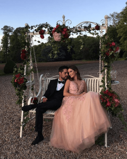 "Mi amor, te amo con todo mi corazón. Ladrón de mis suspiros, de mi amor, tu hermana y yo te felicitamos".
<br>