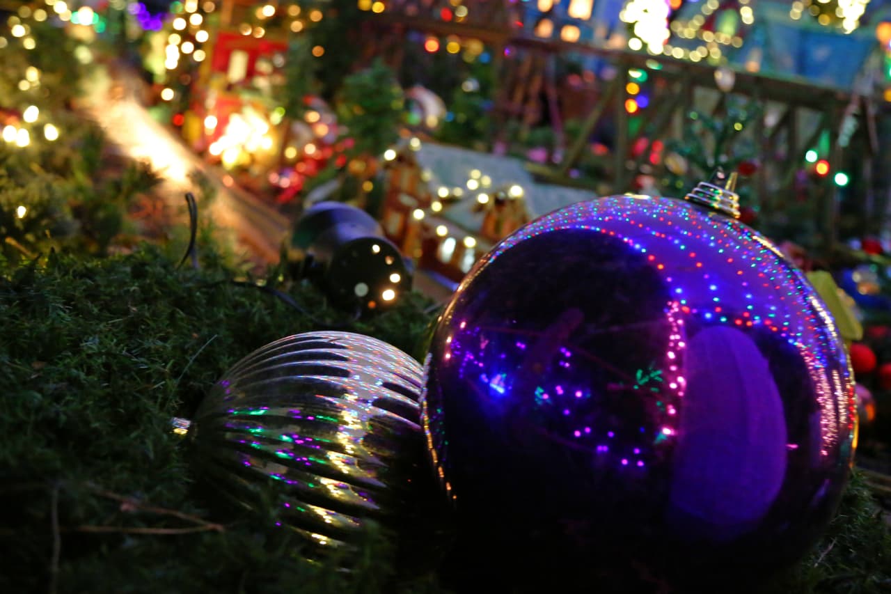 Usa solamente adornos y materiales que sean resistentes al fuego.
<br>
<br>• Evita adornos que parecen dulces o están hechos de comida, que sean puntiagudos, frágiles, y piezas desmontables al alcance de los niños.
<br>