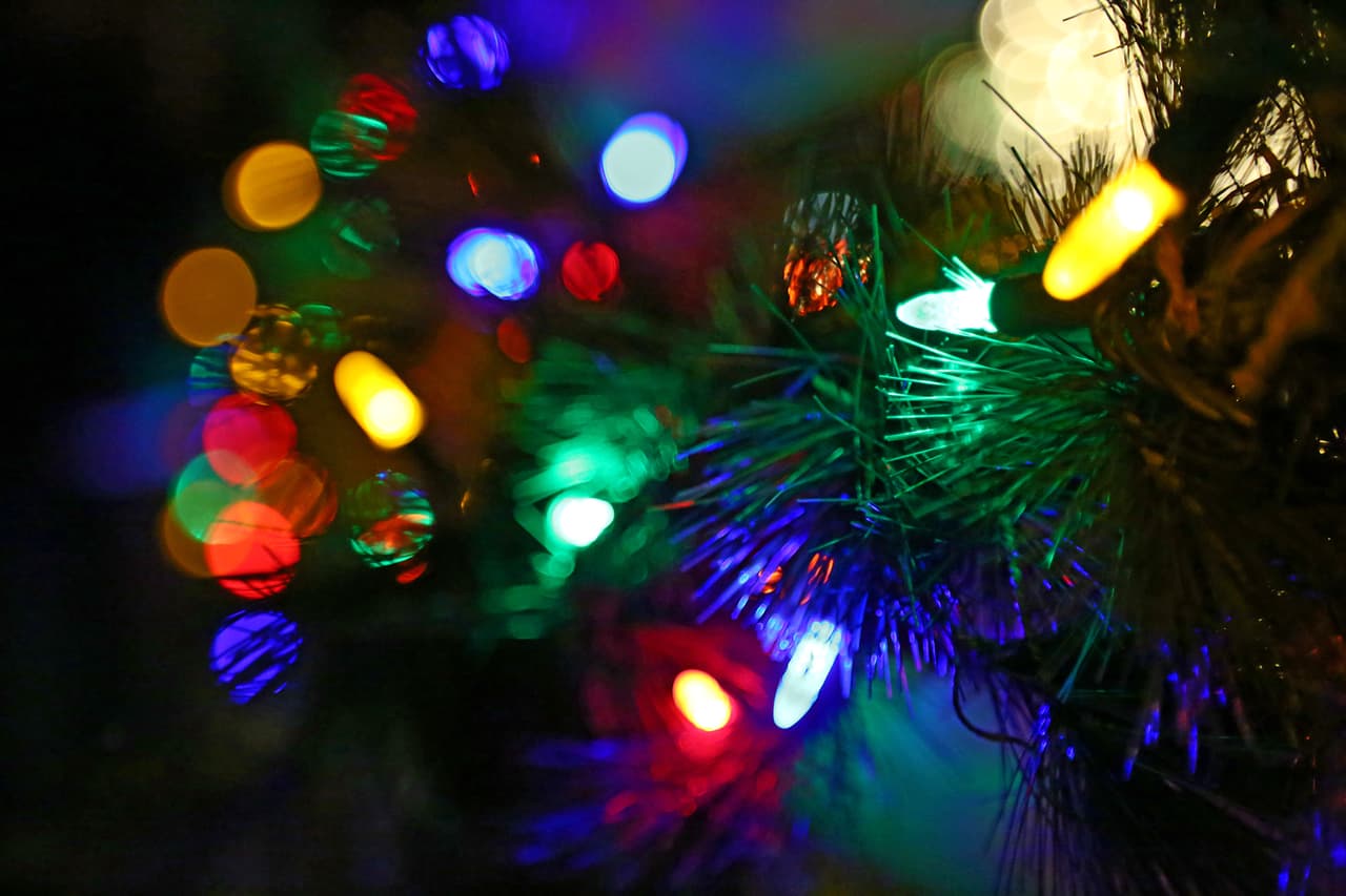 <b>Cambia la iluminación por luces LED</b>. Sin luces no hay decoración navideña. Aunque son muy vistosas y lucen preciosas en la decoración, tanto dentro como fuera del hogar, su inclusión representa un incremento notable en el consumo de energía eléctrica durante esta temporada. La alternativa es cambiar a luces LED, pues son mas eficientes y consumen hasta un 90 % menos de electricidad.