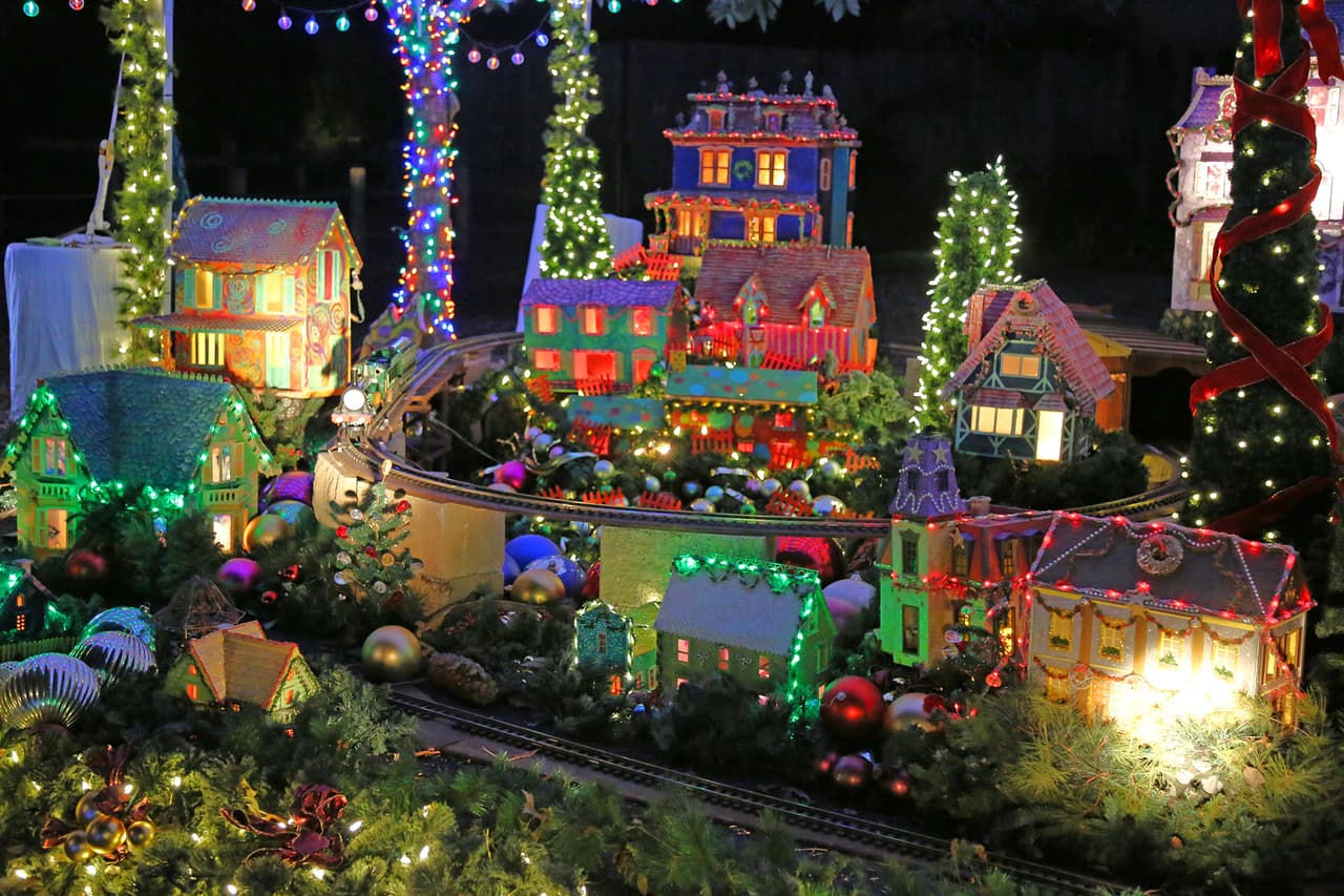 Al mejor estilo de los cuentos infantiles, los colores vivos y brillantes, las luces y los adornos, conforman un hermoso pueblito tipico de la Navidad.