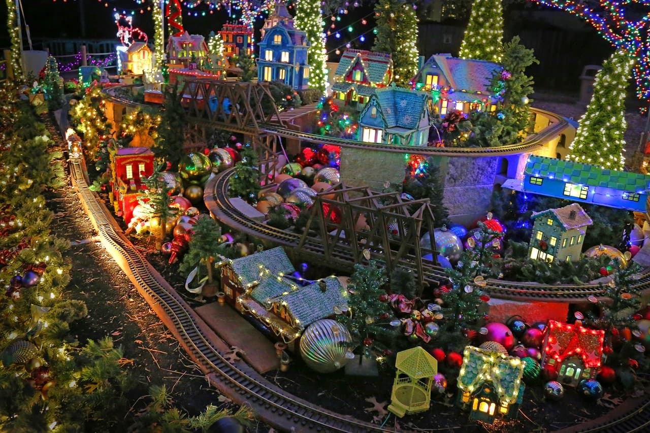 Como en las mejores historias mágicas de Navidad, aquí no podía faltar un pequeño y colorido pueblo con carrileras y trenes.