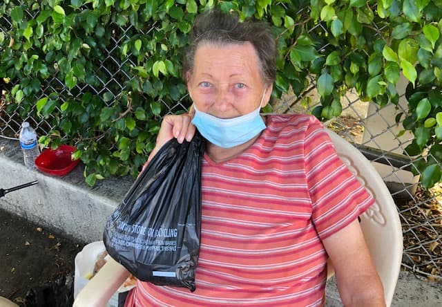 No pudo pagar la renta durante la pandemia: mujer de 81 años y su hijo enfermo son desalojados y ahora duermen en las calles