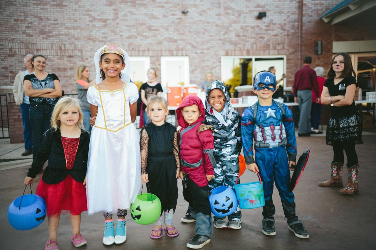 <b>Trick or Treat (Gratis): </b>Ponte tu disfraz y ven con amigos y familia a pedir dulces en los establecimientos de Navy Pier participantes. 
<br>
<b>Cuando</b>: sábado 26 de octubre; domingo 27 de octubre; jueves 31 de octubre: 2:00 pm - 6:00 pm.