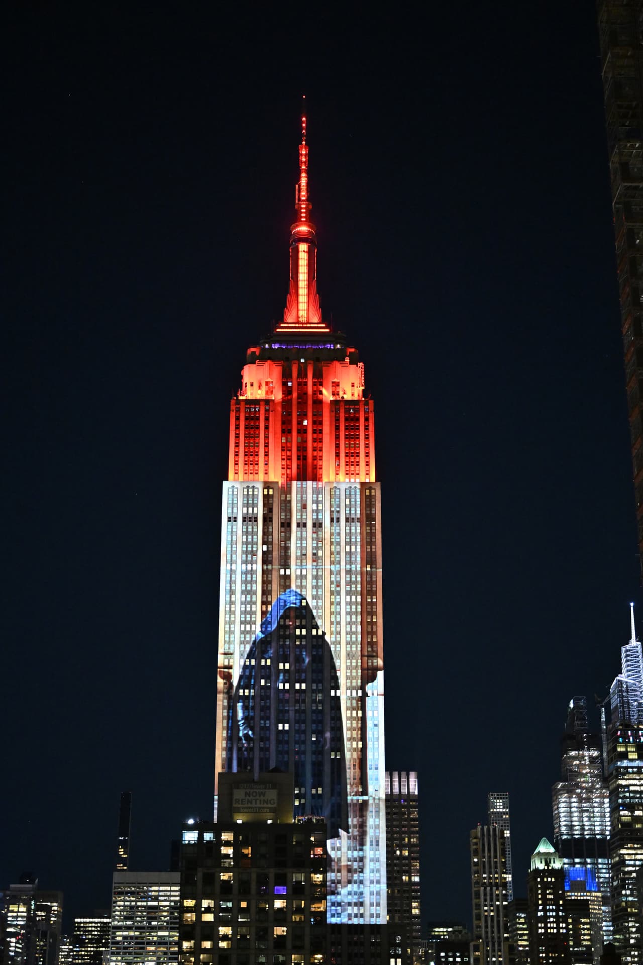Las icónicas ventanas del vestíbulo de la Quinta Avenida del Empire State Building ahora presentan un arte especial con temática de Star Wars que representa escenas de Darth Vader, Darth Maul y otros personajes.
<br>