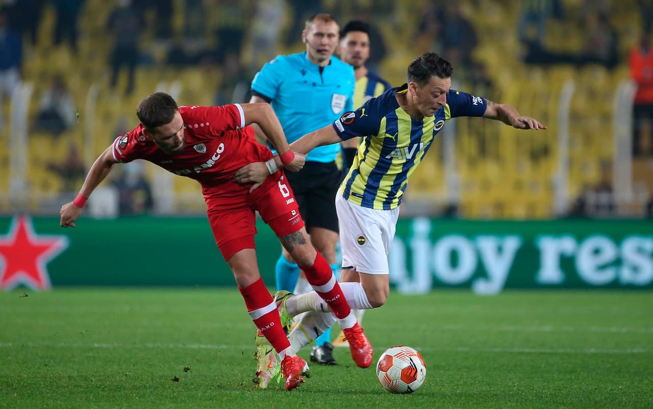 Fenerbahce y Antwerp empatan 2-2 durante la fecha 3 de la Europa League. Enner Valencia puso los dos tantos para la escuadra turca, mientras que Mbwana Samtta y Pieter Gerkens hicieron lo propio para el club belga.