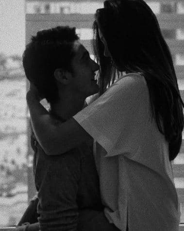 "Esto no es el destino, no es suerte y no es casualidad. Tenerte a mi lado no es casualidad. Todos hemos visto películas de amor en las que a veces no existen los finales felices, a nosotros no nos toca vivir eso porque lo nuestro no tiene un final [...]", escribió Ximena junto a esta postal.