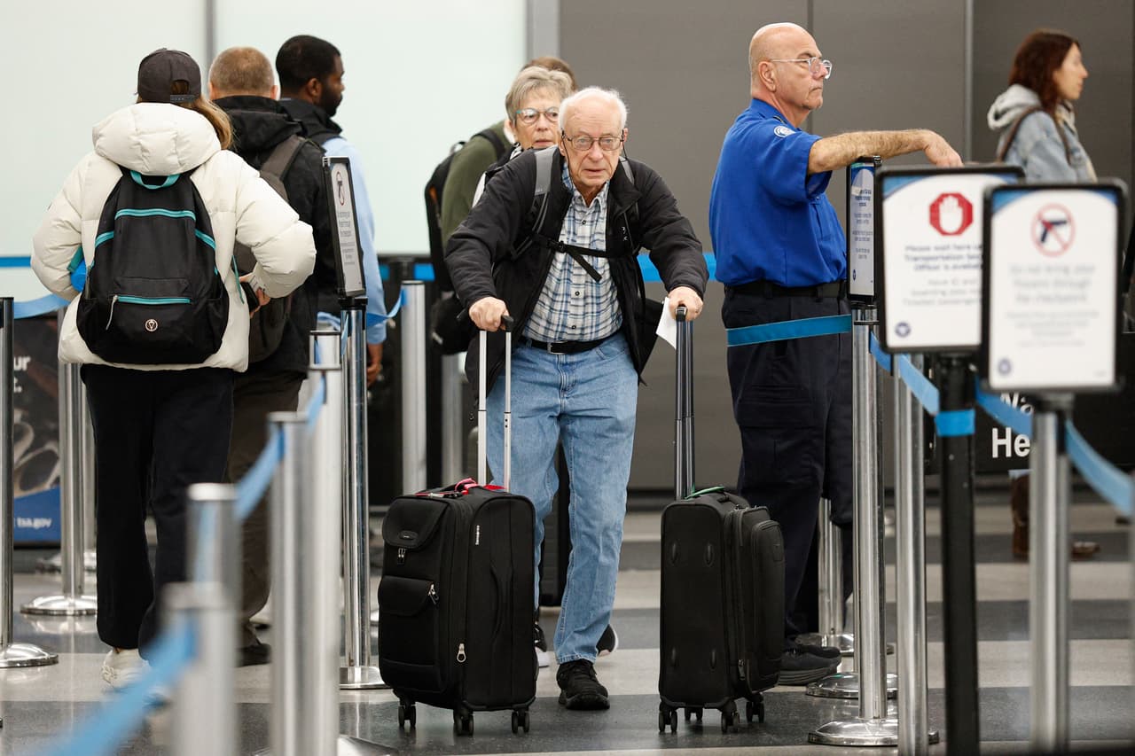 Para quienes viajen por vía aérea, la TSA emitió una serie de recomendaciones importantes.Entre ellas:
<br>
<br>✈️ Portar una
<b>identificación válida</b>, como REAL ID o pasaporte.
<br>
<br>✈️ Empacar siguiendo las instrucciones de seguridad correspondientes y en caso de dudas.
<br>
<br>✈️ Utilizar el servicio de mensajería
<b>AskTSA</b> enviando un texto al 275-872, disponible las 24 horas.
<br>