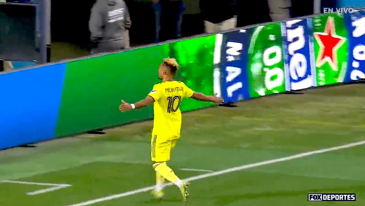 Hany Mukhtar la ‘roba’ y con un bombazo la manda a guardar desde fuera del área