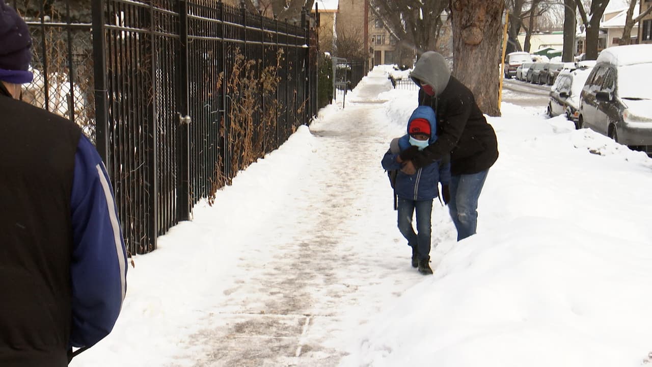 Si se presentan casos positivos de covid-19 en una escuela se suspenderá la educación en los salones donde al menos una persona haya dado positivo.