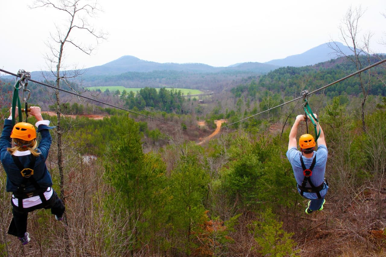 <b><a href="https://www.nacoocheeadventures.com/">Nacoochee Adventures</a></b>. Ofrece Zip Lines, Canopy Tours, Giant Swing, Challenge Courses, alquiler de bicicletas y Treehouse Camping. Todo en las montañas del noreste de Georgia.
<br>
<br>
<b><a href="https://g.page/NacoocheeAdventures?share">Cómo llegar</a></b>