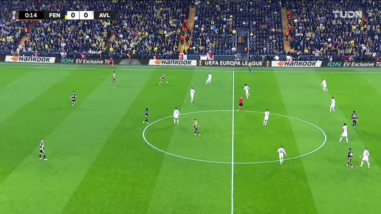 Arranca el partido y la pelota está en juego.