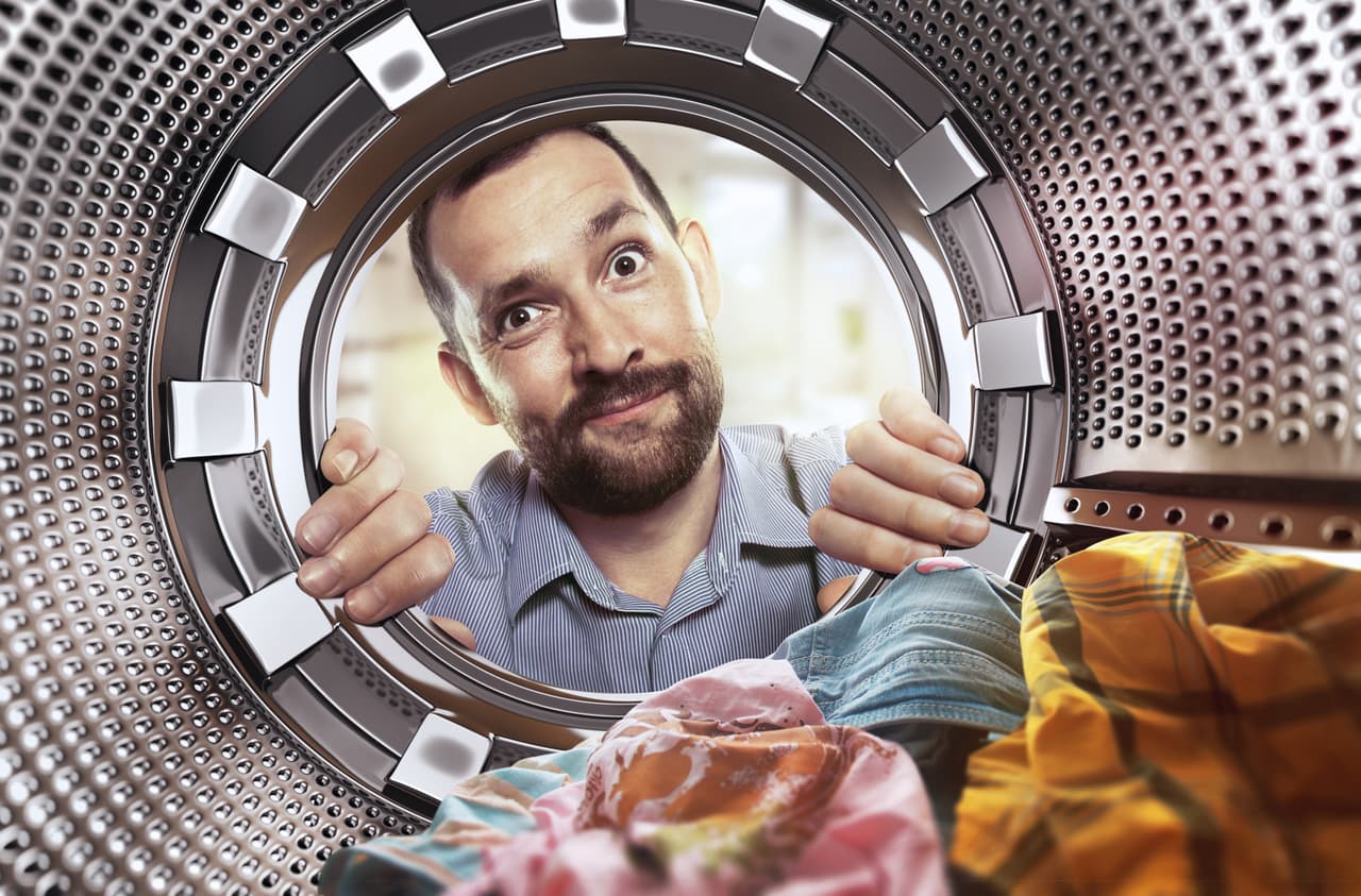 11. Ordena tu itinerario mensual para usar la lavadora menos veces. Prefiere el ciclo de agua fría. Además, aprovecha a colgar tu ropa recién salida de la secadora, con ellos prodrias ahorrarte algunas horas de planchado al año.