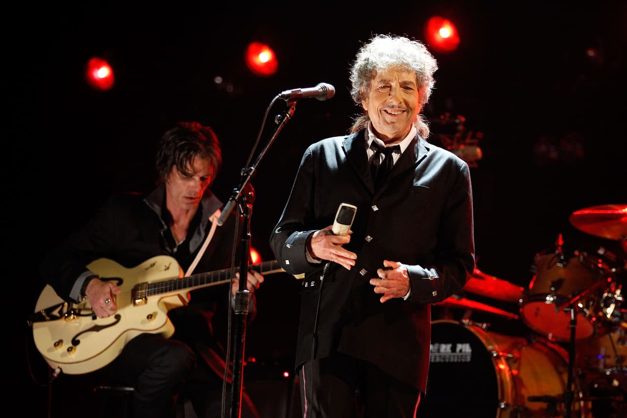 Bob Dylan estudió la biblia y se declaró creyente del cristianismo; además, conoció al Papa Juan Pablo II, a quien pudo cantarle algunos de sus éxitos.
