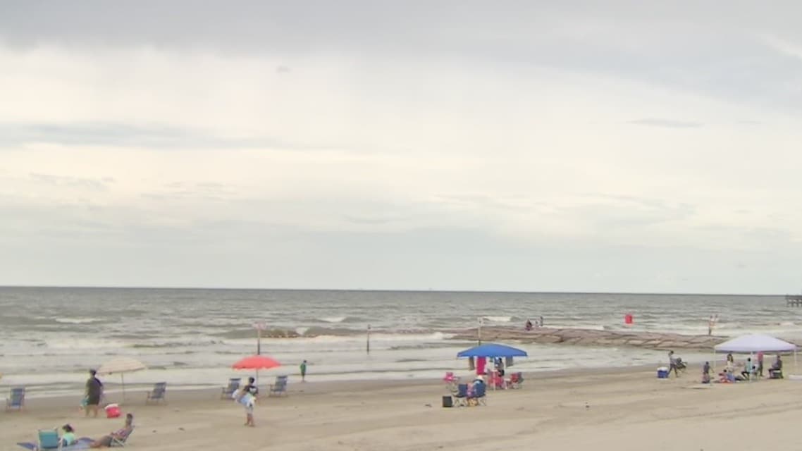 <a href="https://environmenttexascenter.org/sites/environment/files/reports/TXE%20Beaches%20Report%20Jun21%20%281%29.pdf" target="_blank">Environment America</a> publicó un estudio donde califica las playas con mayor posibilidades de contaminación en EEUU. En el caso de Texas, 
<a href="https://www.univision.com/local/houston-kxln/environment-america-publica-estudio-sobre-las-playas-mas-contaminadas-en-texas-video">al menos en 55 hallaron bacterias fecales</a>.