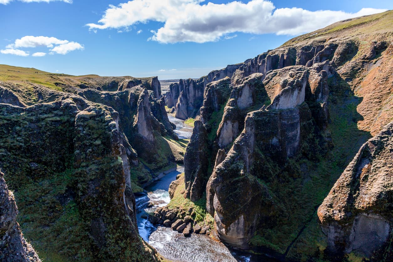 El país, situado en una isla en el Atlántico Norte, recibió el año pasado 2,3 millones de visitantes, frente a los apenas 600,000 de hace ocho años. El 20% de aumento anual ha desbordado los sistemas necesarios para proteger el paisaje volcánico islandés, donde la tierra se forma despacio y se erosiona con rapidez.
<br>