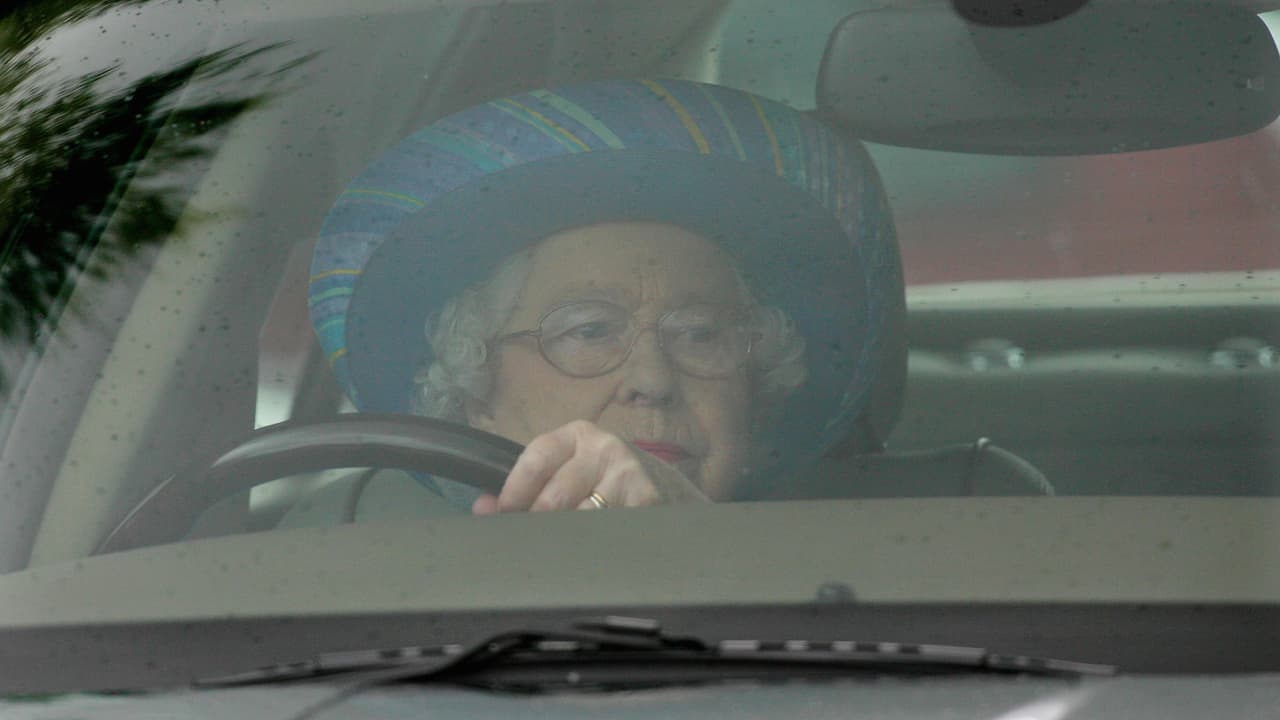 A los 91 años la reina Isabel II conduce 60 millas para ir a misa