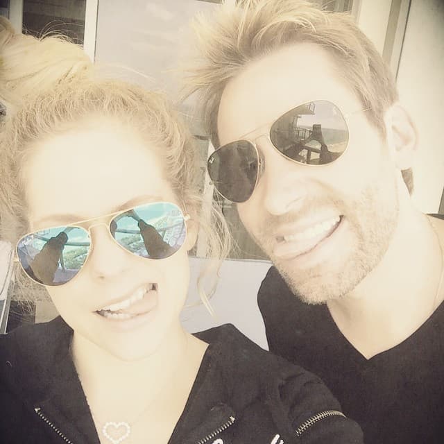 Fotos de la ex pareja en redes sociales.