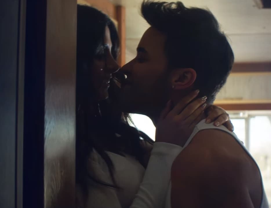 En esta historia él es sin duda un hombre entregado, que hace hasta lo imposible por estar con la mujer amada.