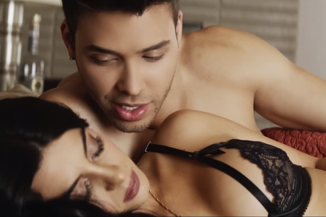 ENTREGADO. Recordemos el memorable video del tema 'Culpa Al Corazón', en donde realiza candentes escenas con su novia Emeraude Toubia.