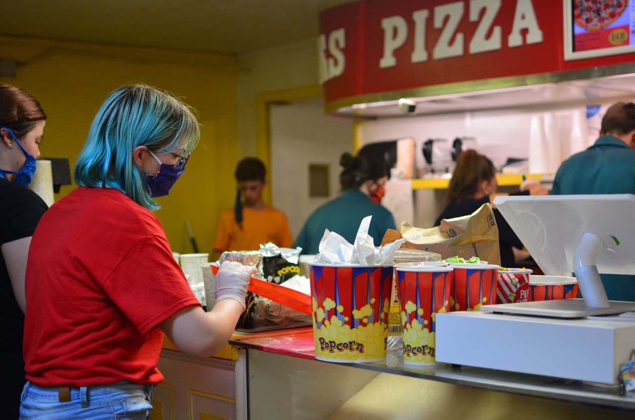 Los empleados deben llevar máscaras y equipos de protección para no contagiarse con el covid-19.
<br>