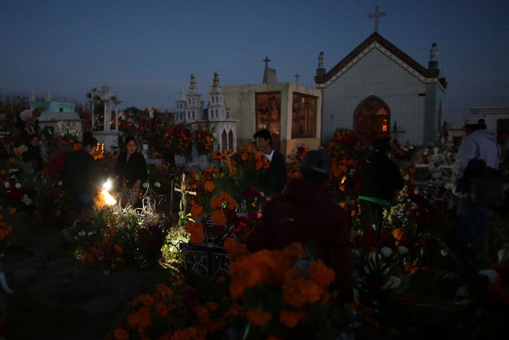 El panteón se convierte en uno de los lugares más visitados ese día, las personas adornan las tumbas con ofrendas que incluyen comida, flores y música.