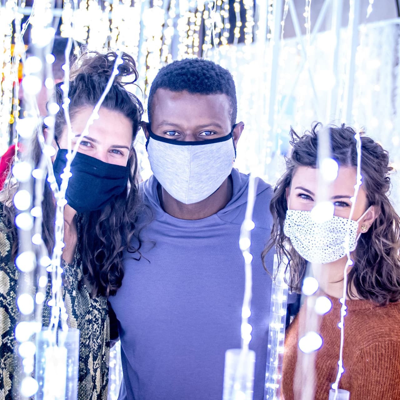 <b>Estas son algunas de las medidas de seguridad que implementan por la pandemia:</b>
<br>-Implementan el uso de cubre bocas en el evento.
<br>-Cuentan con estaciones de gel desinfectante y áreas para lavado de manos.
<br>-Para controlar los grupos de personas dentro del lugar es necesario reservar un horario de entrada.
<br>-Los horarios son cada media hora desde las 4:30 p.m. hasta las 9 p.m.
<br>-Funcionarios recomiendan se compren los boletos en línea.
<br>
<br>Puede obtener más información en:
<a href="https://luminovaholidays.com/?fbclid=IwAR0875PPd5rY0A53ryJogL6o47JFyUqja5kY785Aeqm82xXW4-ZY21wy2S8" target="_blank">luminovaholidays.com.</a>
<br>