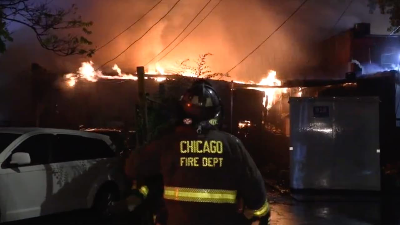 Incendio consume al menos tres inmuebles en West Garfield Park